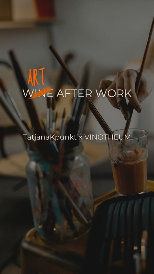 Artnight Titelbild mit Schriftzug Wine After Work, Wine ist durchgestrichen und Art darüber geschrieben sodass der Text Art after Work ergibt. Als Untertitel steht hier Tatjanakpunkt x Vinotheum, im Hintergrund ist abgedunkelt eine Nahaufnahme einer Künstlerin beim Malen mit Malutensilien wie pinseln und Gefäßen zu sehen, Artnight in Biberach mit einer Künstlerin im Vinotheum in Biberach, Kunst, Event in Biberach, Artevent in Biberach, Baden-Württemberg