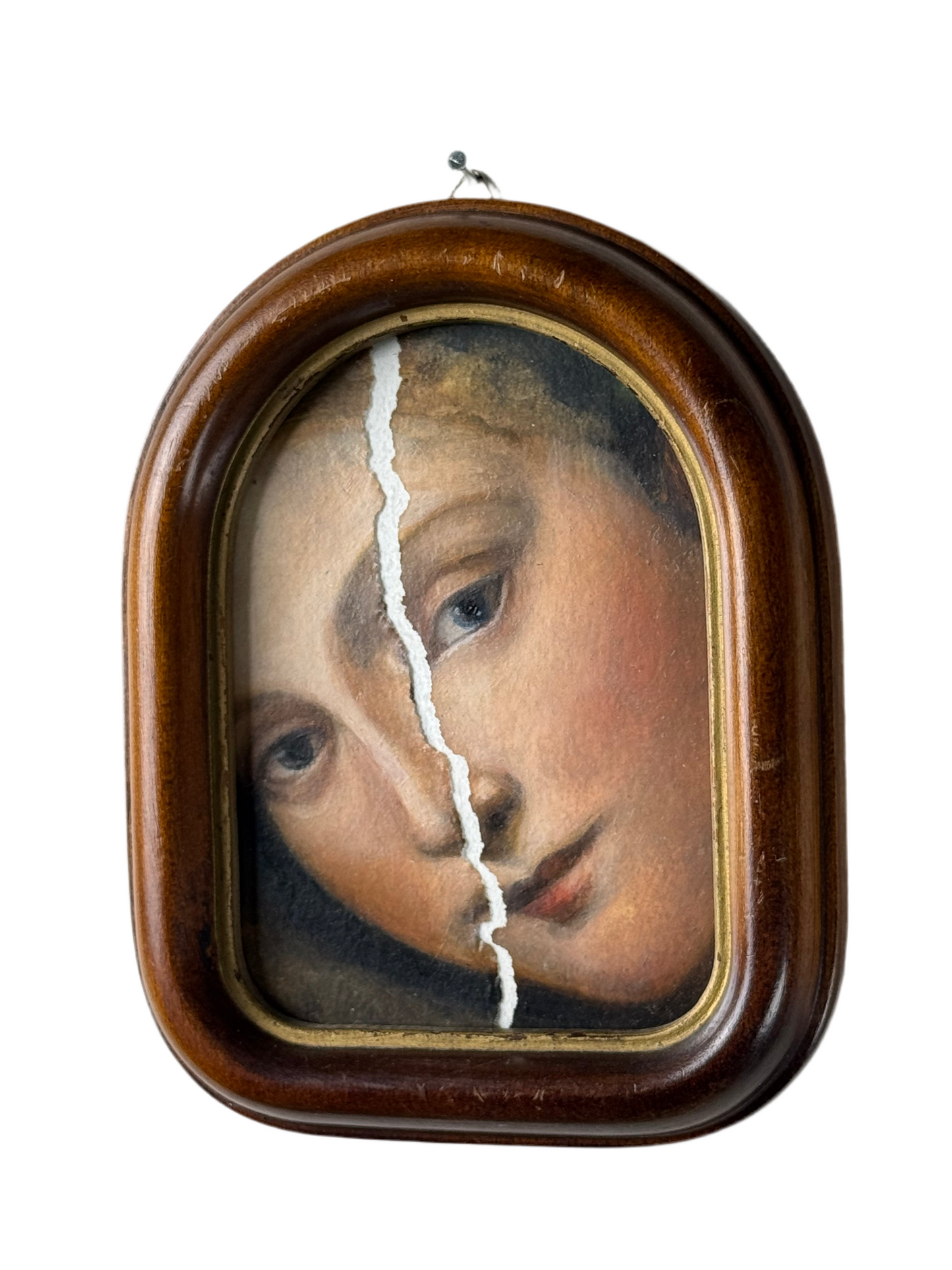 Broken portrait, Gemälde, kleines Bild im antiken Holzrahmen auf weißem Hintergrund, Ölgemälde auf Papier, Nahaufnahme eines Porträts mit einem deutlichen Riss quer über das Gesicht, Miniatur, Kunstreplik von Titians Venus von Urbino, handgemalt von der Künstlerin Tatjana Kpunkt aus Biberach an der Riß