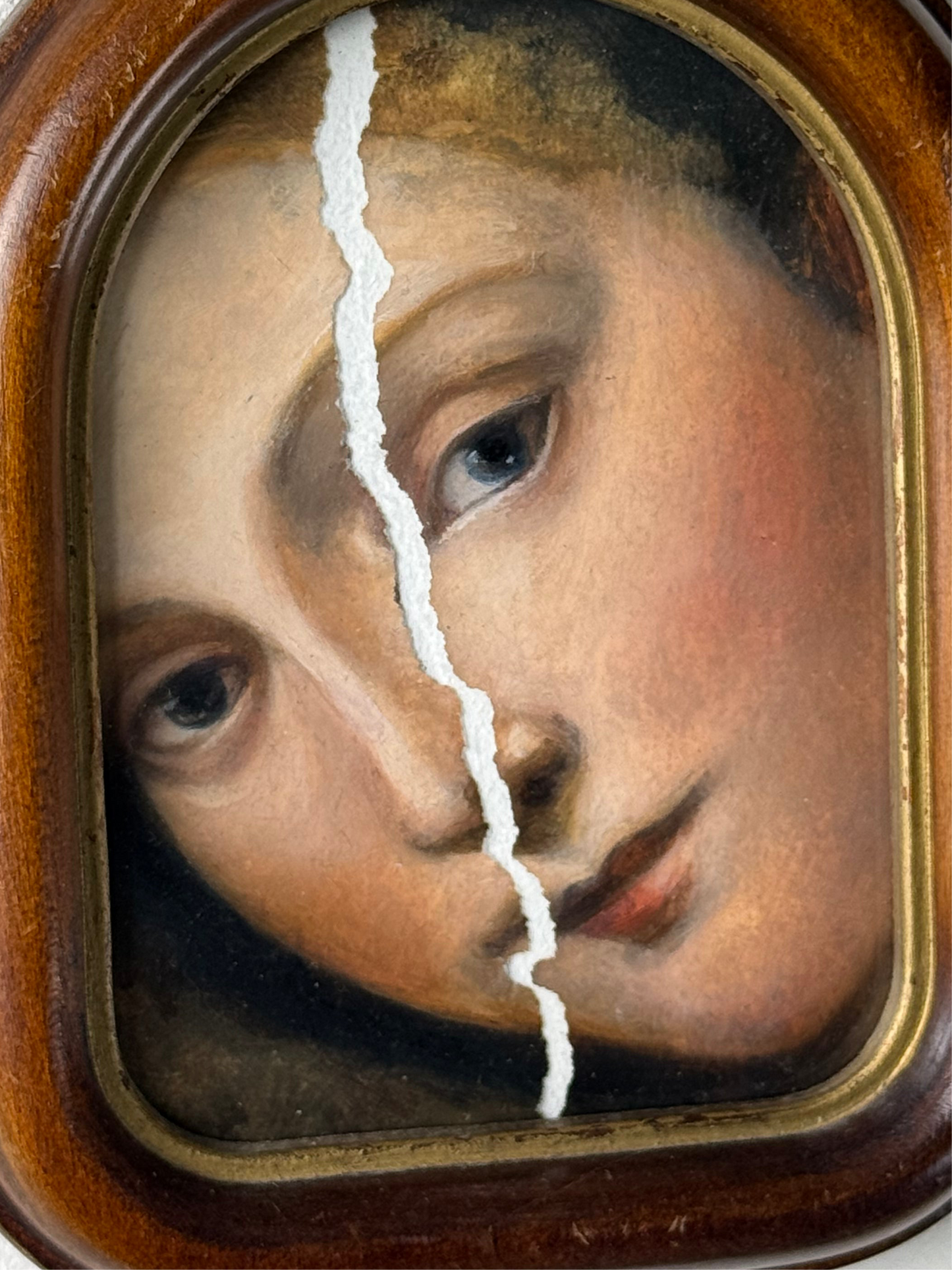 Broken portrait, Gemälde, kleines Bild im antiken Holzrahmen auf weißem Hintergrund, Ölgemälde auf Papier, Nahaufnahme eines Porträts mit einem deutlichen Riss quer über das Gesicht, Miniatur, Kunstreplik von Titians Venus von Urbino, handgemalt von der Künstlerin Tatjana Kpunkt aus Biberach an der Riß