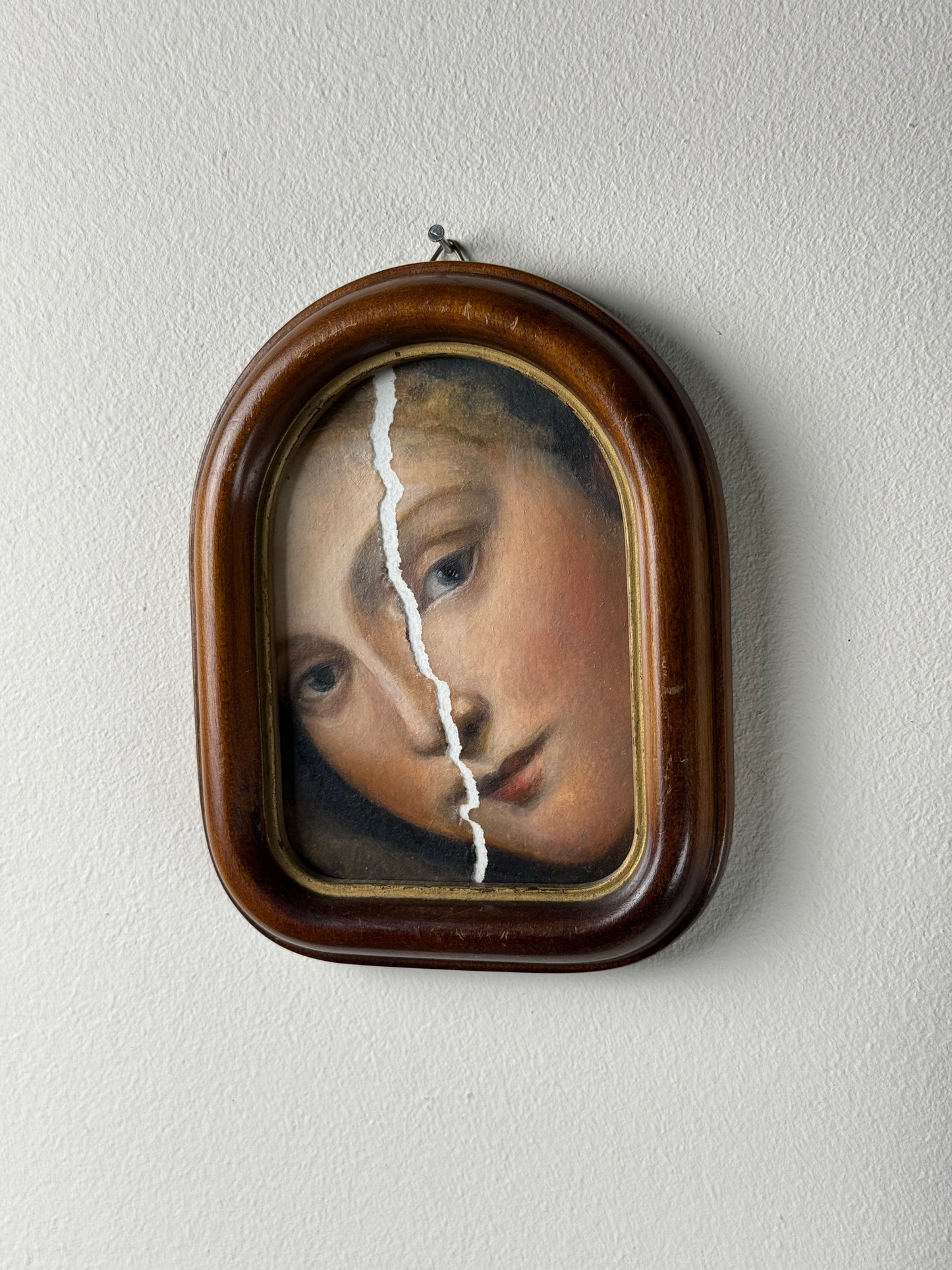 Broken portrait, Gemälde, kleines Bild im antiken Holzrahmen auf weißem Hintergrund, Ölgemälde auf Papier, Nahaufnahme eines Porträts mit einem deutlichen Riss quer über das Gesicht, Miniatur, Kunstreplik von Titians Venus von Urbino, handgemalt von der Künstlerin Tatjana Kpunkt aus Biberach an der Riß