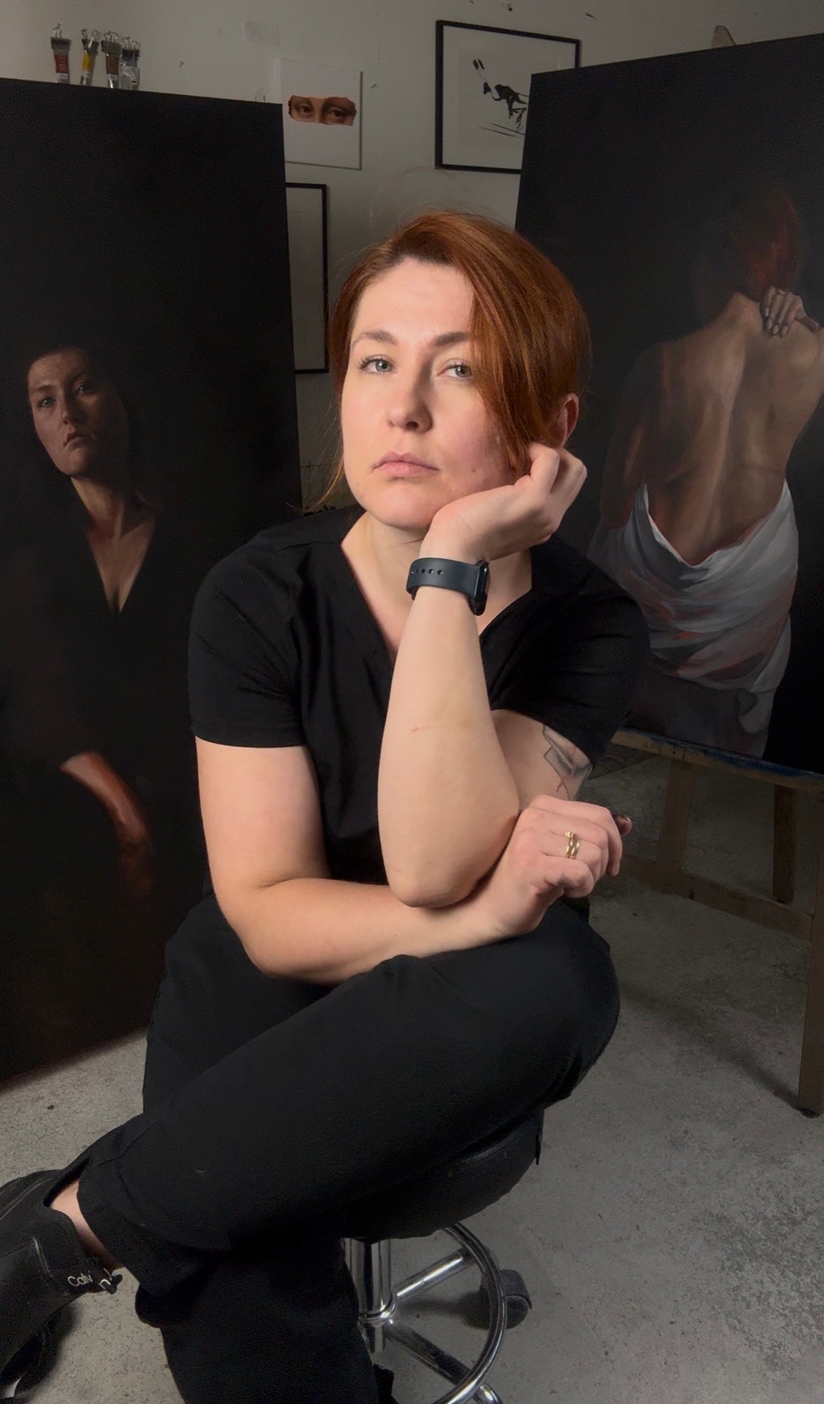 Die Künstlerin aus Süddeutschland in ihrem Atelier in Biberach an der Riß. Kunst, Porträtmalerei von Tatjana Kpunkt. Kunst in Süddeutschland. Individuelle Porträts, realistische Malerei von Tatjana Kpunkt