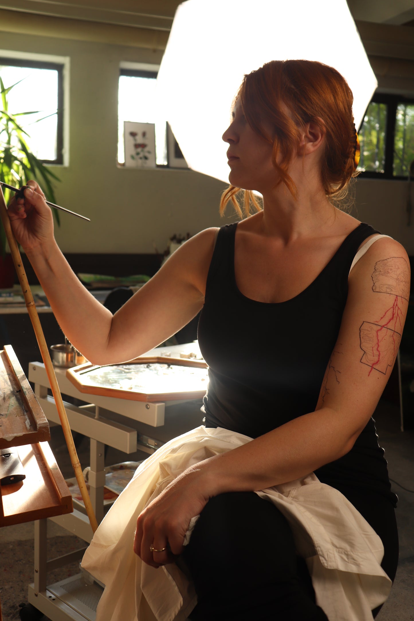 Die Künstlerin Tatjana Kpunkt aus Biberach bei der Arbeit an ihrer Staffelei, Portraitmalerin, Künstlerin aus Biberach an der Riß