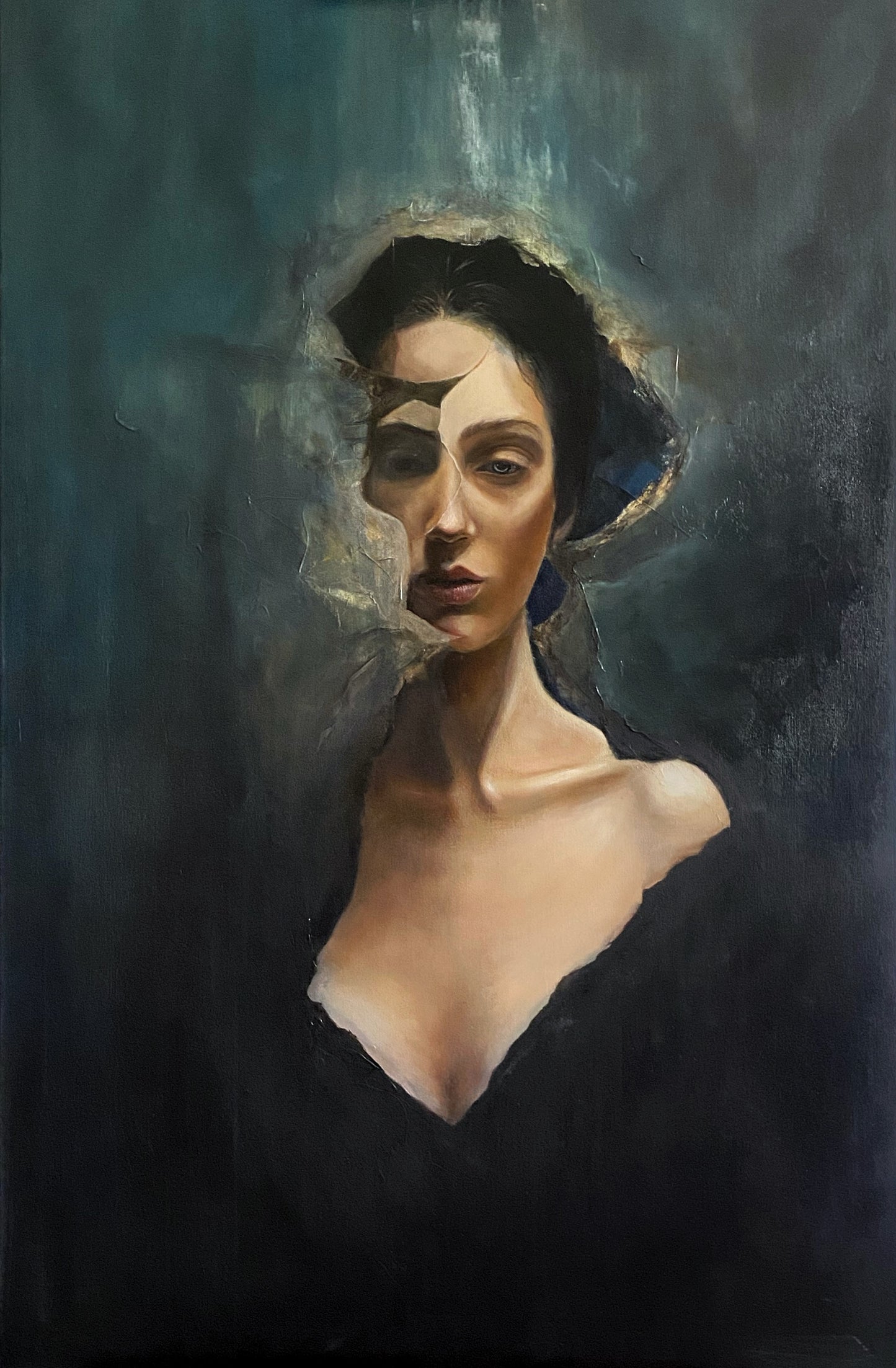 Das Gemälde Broken Portrait von Tatjana Kpunkt entstand über den Zeitraum von 9 Monaten im Jahr 2024. Hier ist eine Frontalansicht hiervon zu sehen. Es zeigt eine nahezu fotorealistische Büste einer weiblichen Figur vor dunklem, türkis blauem Hintergrund der teilweise in Form von Fragmenten das Porträt überlagert. Die Ebenen zwischen Vorder- und Hintergrund scheinen sich zu überlappen und zu wechseln. Die Kanten und Grenzen des Porträts zeigen Fragmente, Brüche und Risse wie aus Stein, zerrissenem Papier. 