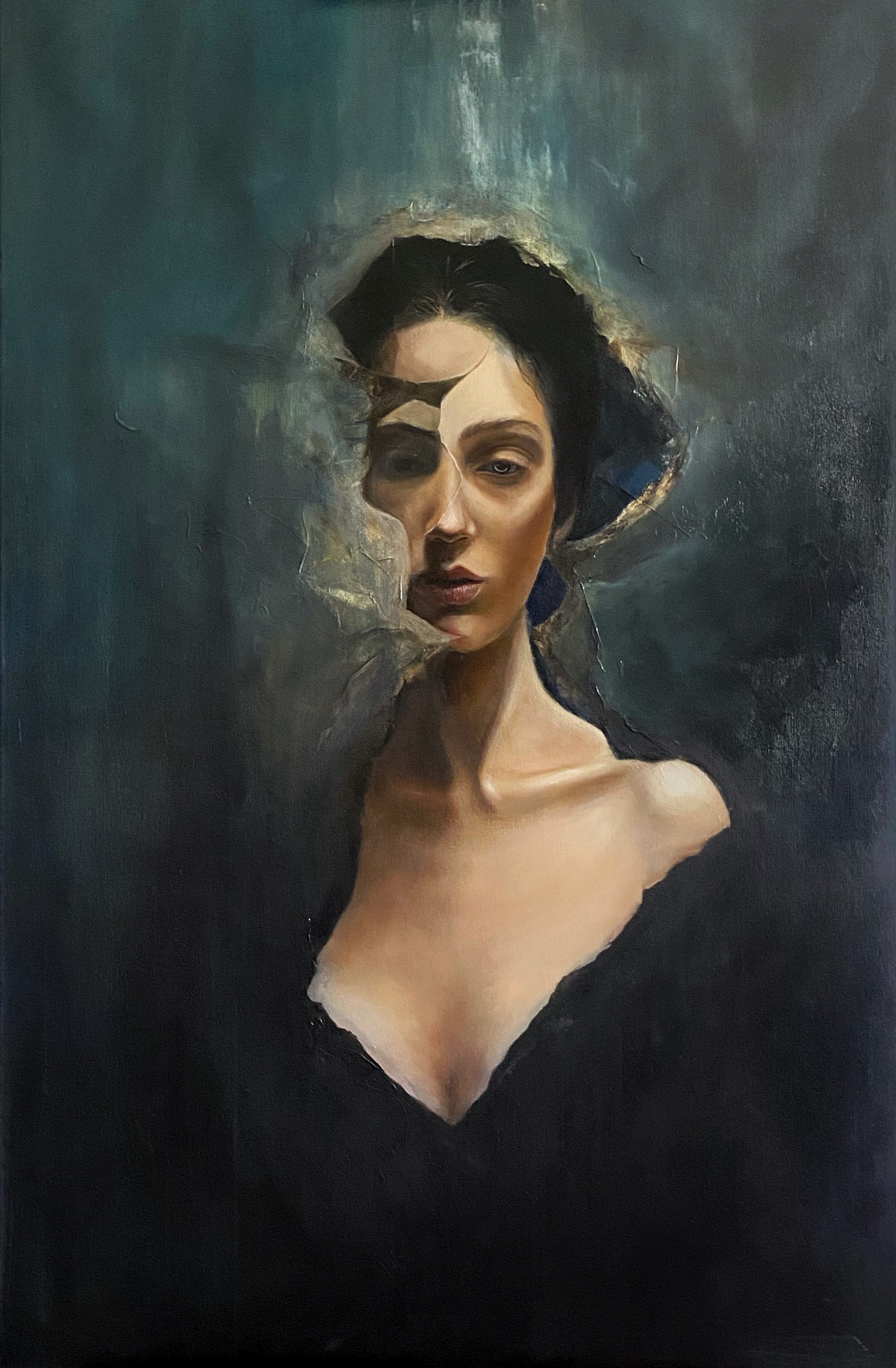 Das Gemälde Broken Portrait von Tatjana Kpunkt entstand über den Zeitraum von 9 Monaten im Jahr 2024. Hier ist eine Frontalansicht hiervon zu sehen. Es zeigt eine nahezu fotorealistische Büste einer weiblichen Figur vor dunklem, türkis blauem Hintergrund der teilweise in Form von Fragmenten das Porträt überlagert. Die Ebenen zwischen Vorder- und Hintergrund scheinen sich zu überlappen und zu wechseln. Die Kanten und Grenzen des Porträts zeigen Fragmente, Brüche und Risse wie aus Stein, zerrissenem Papier. 