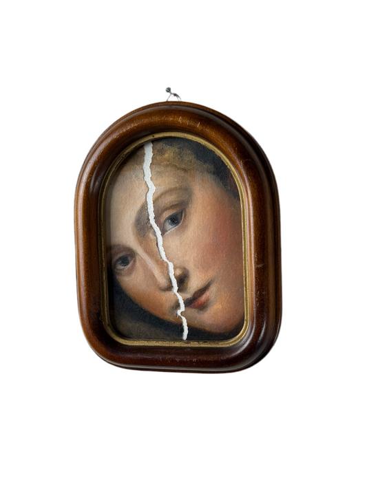 Broken portrait, Gemälde, kleines Bild im antiken Holzrahmen auf weißem Hintergrund, Ölgemälde auf Papier, Nahaufnahme eines Porträts mit einem deutlichen Riss quer über das Gesicht, Miniatur, Kunstreplik von Titians Venus von Urbino, handgemalt von der Künstlerin Tatjana Kpunkt aus Biberach an der Riß  