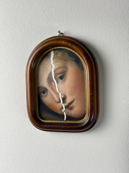 Broken portrait, Gemälde, kleines Bild im antiken Holzrahmen auf weißem Hintergrund, Ölgemälde auf Papier, Nahaufnahme eines Porträts mit einem deutlichen Riss quer über das Gesicht, Miniatur, Kunstreplik von Titians Venus von Urbino, handgemalt von der Künstlerin Tatjana Kpunkt aus Biberach an der Riß  