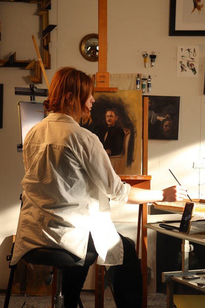 Tatjana Kpunkt bei der Arbeit an ihrer Staffelei, die Künstlerin aus Biberach in ihrem Atelier, Porträt, Portraitmalerei 