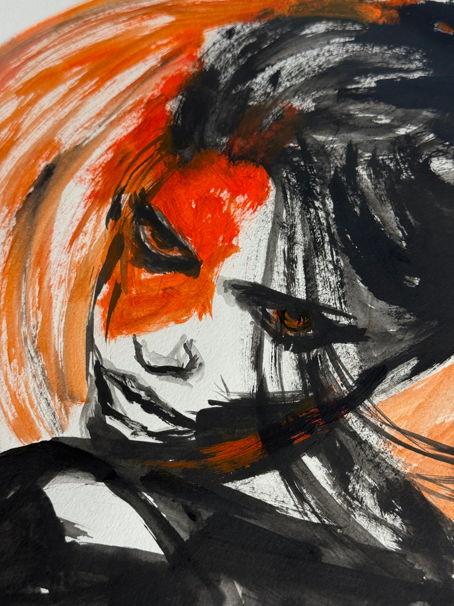 Gerahmtes Porträtgemälde von Tatjana Kpunkt aus der Serie mit dem Titel "Numbing Rage - burning hatered" , Nahaufnahme, Tatjana Kpunk ist Porträtmalerin aus dem Süddeutschen Raum, Kunst aus Biberach, Schwarz und orange auf weißem Hintergrund, ein abstrahiertes kraftvolles Gemälde einer Frau, die über die Schulter blickt mit einem lodernden Kreis im Hintergrund, Verarbeitung komplexer Emotionen, Acrylmalerei, abstrahierte Malerei, zeitgenössische Kunst aus Baden-Württemberg